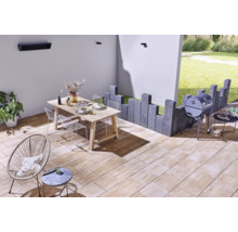 Terrasse mit Esstisch, Stühlen, Grill und Steinelementen