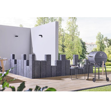 Außenszene mit Grill, Beistelltisch, Mauer und Wand