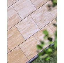 Verlegung von Pflastersteinen im Außenbereich mit Rasen