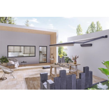 Terrasse mit Markise, Tisch, Stühlen und Pflastersteinen