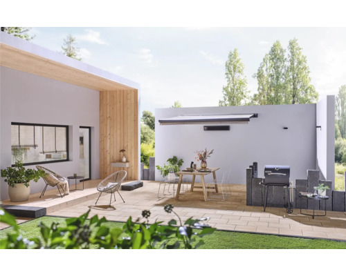 Außenbereich mit Terrasse, Gartenmöbeln, Grill und Markise für ein stilvolles Ambiente