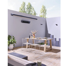 Terrasse mit Heizstrahler, Tisch und Stühlen im Außenbereich