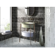 Badezimmer mit Waschtisch, Spiegel, Fliesen und Hocker für eine moderne und stilvolle Einrichtung.