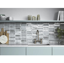 Küchenszene mit grauen Fliesen, Spüle und Armatur