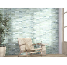 Wandgestaltung mit rechteckigen Fliesen, Stuhl und Beistelltisch