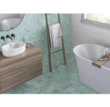 Badezimmer mit Waschbecken, Badewanne, Leiter und Wand- sowie Bodenfliesen in verschiedenen Formen