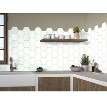 Küchenszene mit weißen, hexagonalen Fliesen an der Wand, ergänzt durch ein Holzregal und eine Arbeitsplatte