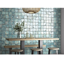 Dekoratives Interieur mit Wandfliesen, Holztisch und Barhockern