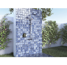 Außendusche mit Fliesenwand in Gartenumgebung