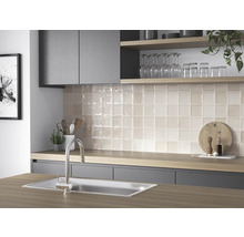 Küchenszene mit Spüle, Armatur und quadratischen Wandfliesen