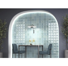 Essbereich mit Fliesenwand, Tisch und Stühlen