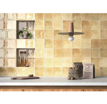 Küchenwand gefliest mit quadratischen Fliesen, Regalen, Dekorationen und Lebensmitteln