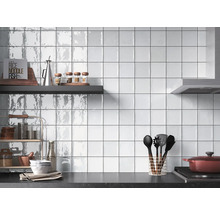 Küchenszene mit weißen quadratischen Wandfliesen, Regal und Kochutensilien