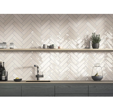 Helle Küche mit Fischgrätenmuster Fliesenwand, Holzregalen und Armatur