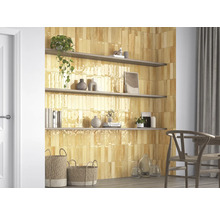 Dekorative Wandgestaltung mit gelben Fliesen und Regalen im Wohnbereich.