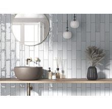 Helles Badezimmer mit Aufsatzwaschbecken, Spiegel und Wandfliesen