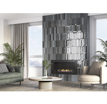 Wohnzimmer mit Sofa, Sessel, Couchtisch, Kamin und gefliester Wand