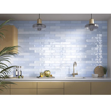 Helle Küche mit blauen Fliesen, Spüle und Armatur