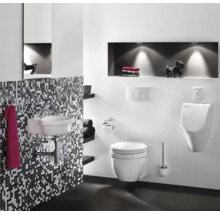 Modernes Badezimmer mit Toilette, Urinal, Waschbecken und schwarzen Mosaikfliesen