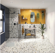 Modernes Badezimmer mit Dusche, Waschtisch, Spiegel und Terrazzoboden