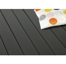 Terrassendielen aus Kunststoff mit Kissen