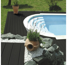 Terrasse mit Becken, Holzboden, Steinen und Pflanzen