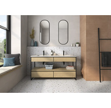 Helles Badezimmer mit Doppelwaschtisch, zwei Spiegeln und Terrazzo-Fliesen