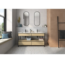 Helles Badezimmer mit Doppelwaschtisch, zwei Spiegeln und Leiterregal