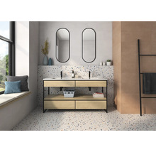 Badezimmer mit Doppelwaschtisch, zwei Spiegeln und Terrazzoboden