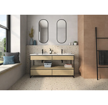 Helles Badezimmer mit Doppelwaschtisch, zwei Spiegeln und Dekor im Terrazzo-Stil