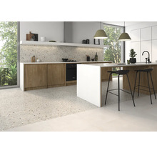 Helle Küche mit Mosaikfliesen, Kücheninsel und Barhockern.