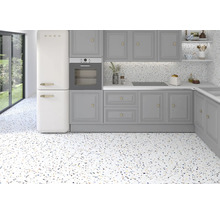 Helle Küche mit grauen Schränken, weißem Kühlschrank und Terrazzoboden.