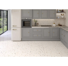 Helle Küche mit grauem Küchenschrank, Einbaubackofen und Kühlschrank