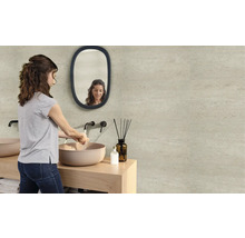 Modernes Badezimmer mit Waschtisch, Spiegel und grossformatigen Wandfliesen