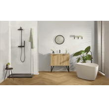 Modernes Badezimmer mit Dusche, Waschtisch, Spiegel und freistehender Badewanne.