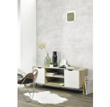 Wohnzimmer mit hellgrauen Wandfliesen, Lowboard, Dekoration und Sessel