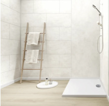 Badezimmer mit Duschwanne, Handtuchleiter und Wandfliesen