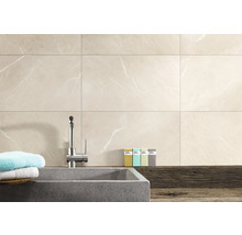 Wandgestaltung mit Fliesen in Marmoroptik, Armatur und Waschbecken