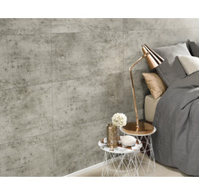 Wandgestaltung mit grauen Fliesen im Schlafzimmer neben einem Bett