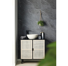 Badezimmer mit Waschtisch, Aufsatzwaschbecken, Armatur, Handtuch, Kosmetikprodukten und Wandfliesen in Marmoroptik