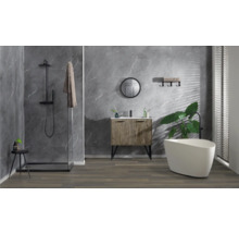 Badezimmer mit Dusche, Waschtisch, Spiegel, Badewanne und Dekor