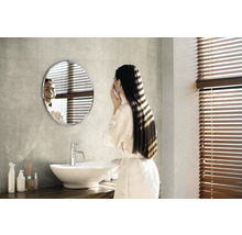 Helles Badezimmer mit Waschbecken, Spiegel und Frau