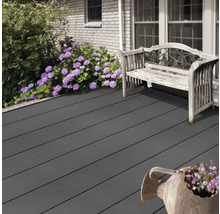 Terrasse mit Holzbank und Blumen