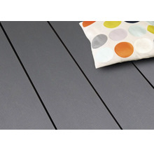 Terrassendielen aus Kunststoff mit Kissen