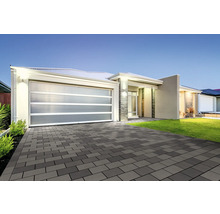 Modernes Einfamilienhaus mit gepflasterter Einfahrt und Garage