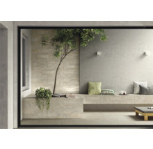 Terrassengestaltung mit Steinwand, Sitzbank und Baum