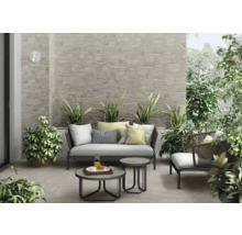 Terrasse mit Sitzgruppe, Pflanzen und Steinwand