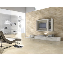 Wohnzimmer mit Fliesenboden, TV-Wand und Arbeitsbereich