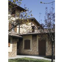 Hausfassade mit Mauerwerk und Fensterläden