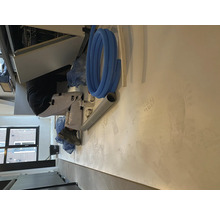 Ein Handwerker installiert eine Spülmaschine in einer Küche.